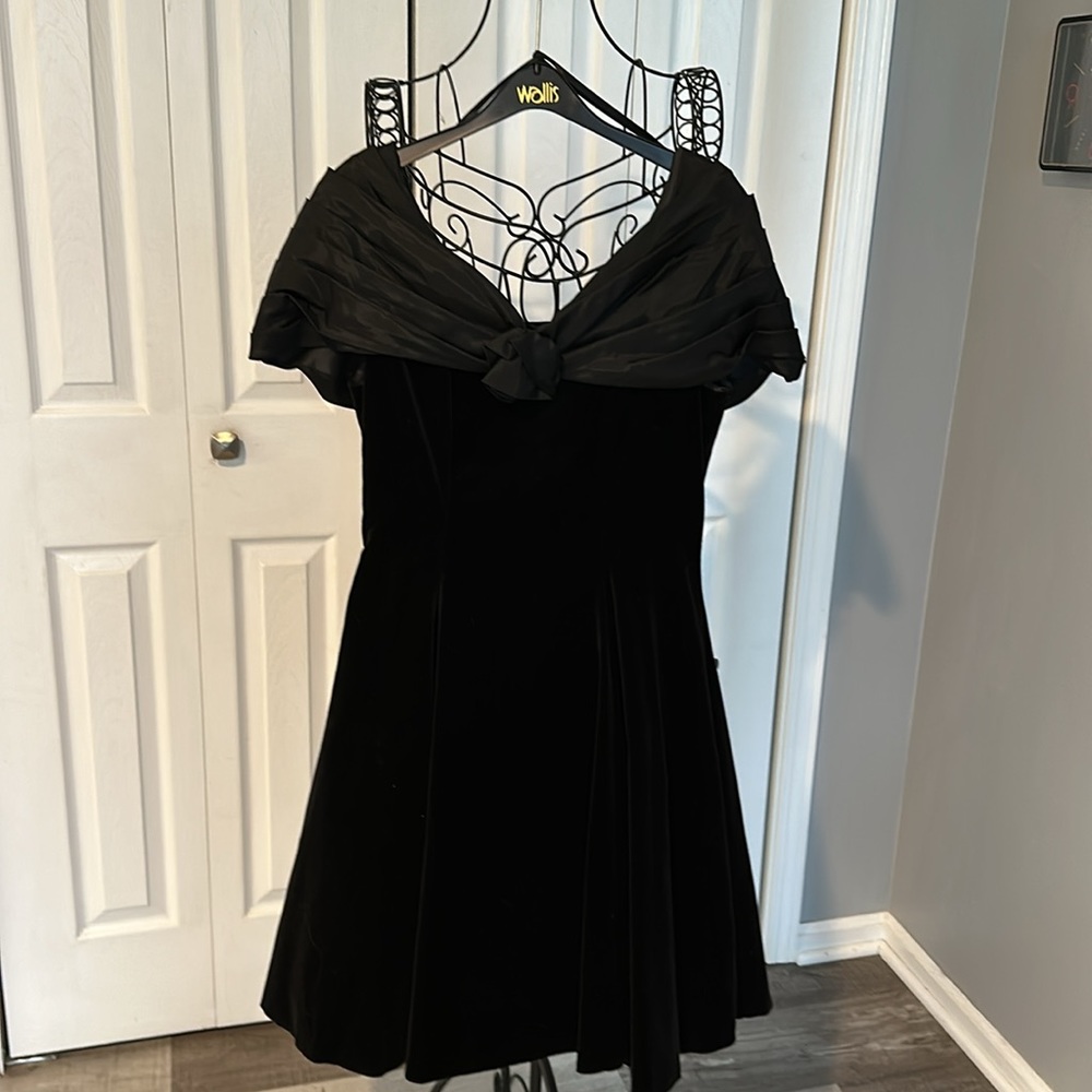 Wallis uk black velvet evening cocktail dress. Size uk 10 USA 6